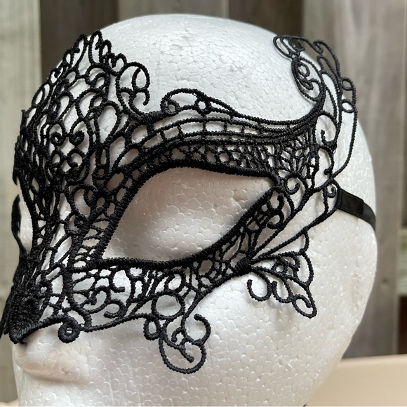 SET Lace Mask with Lace Ears - Picture 4 of 4